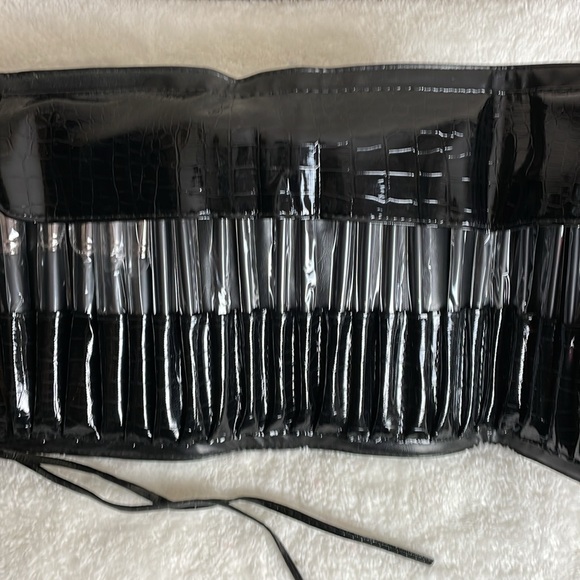 Makeover Essentals Professional 24 Brush Set With Case 3 Brushes is Missing - Picture 5 of 5